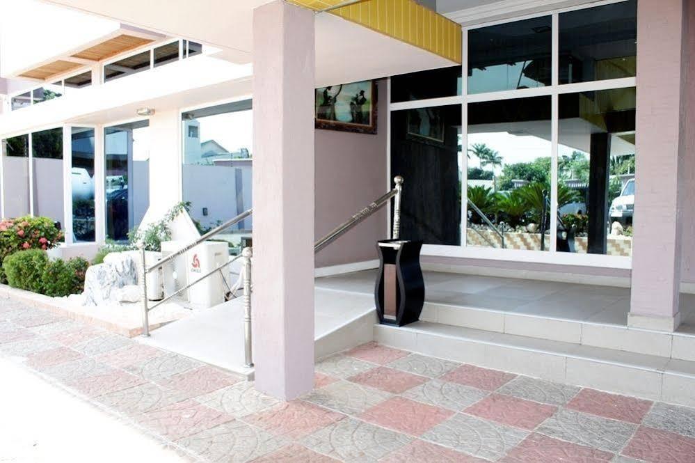 Airport West Hotel Акра Екстериор снимка
