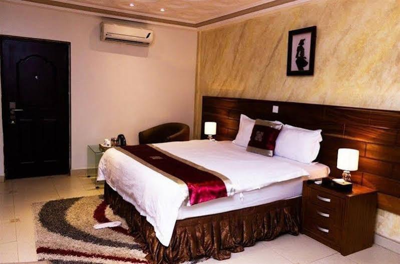 Airport West Hotel Акра Екстериор снимка