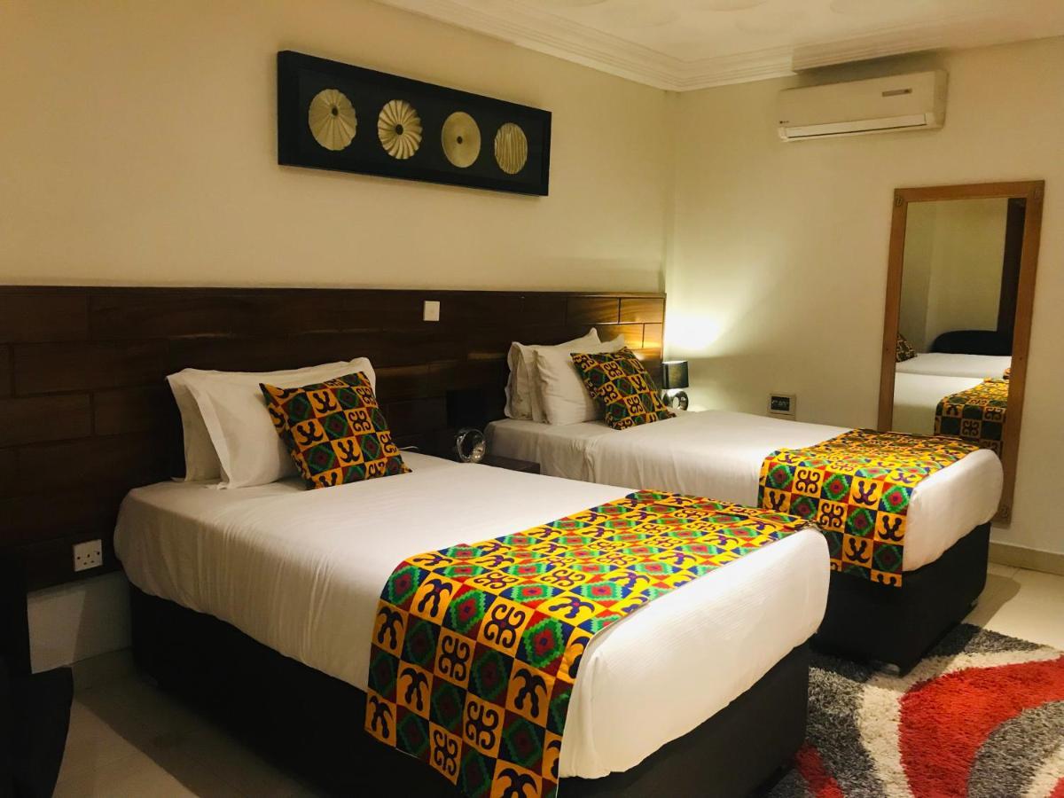 Airport West Hotel Акра Екстериор снимка