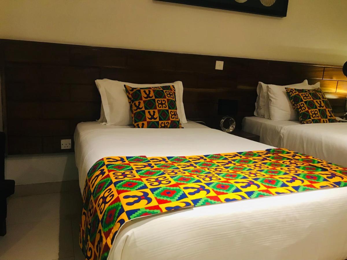 Airport West Hotel Акра Екстериор снимка