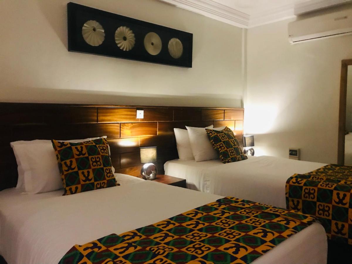 Airport West Hotel Акра Екстериор снимка