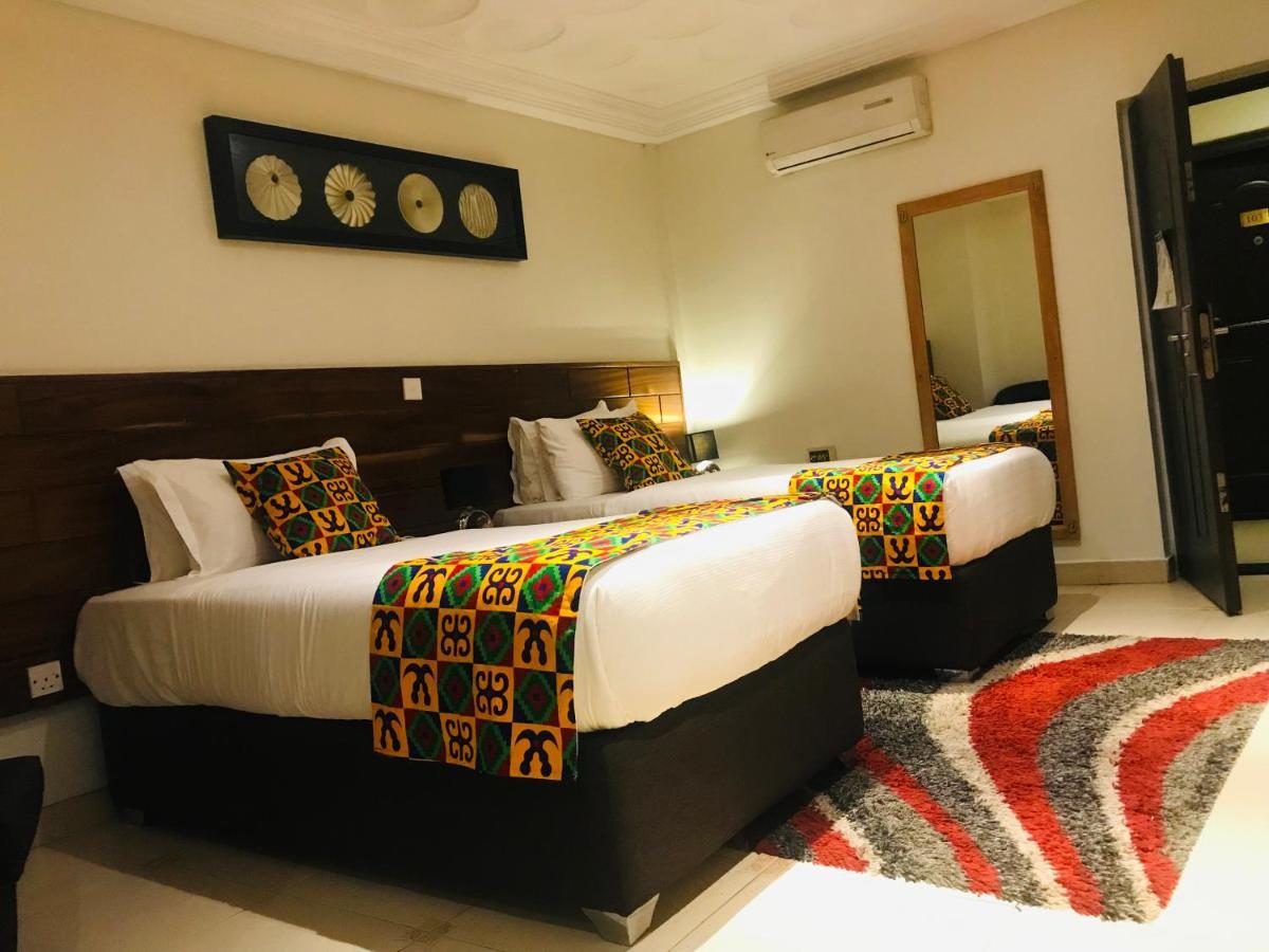 Airport West Hotel Акра Екстериор снимка