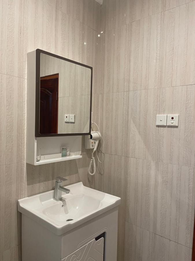 Airport West Hotel Акра Екстериор снимка