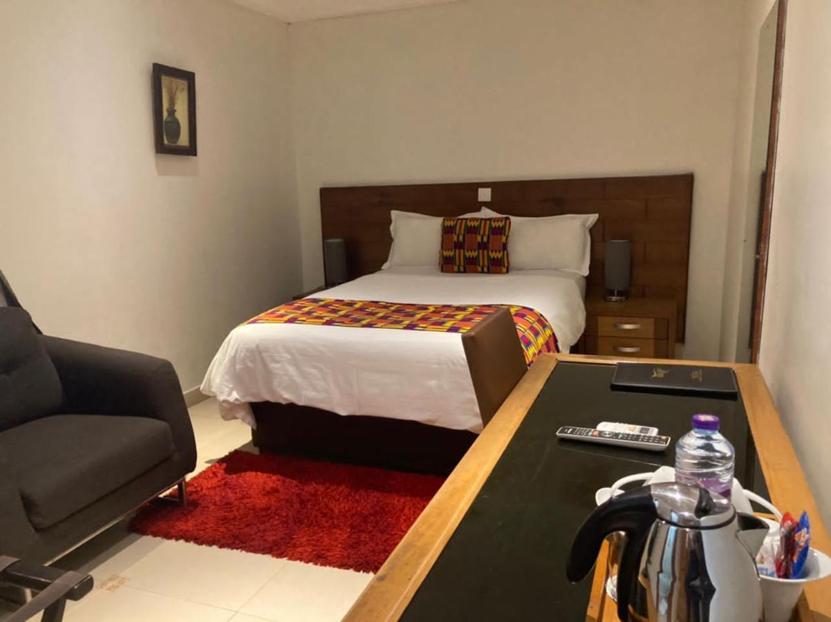 Airport West Hotel Акра Екстериор снимка