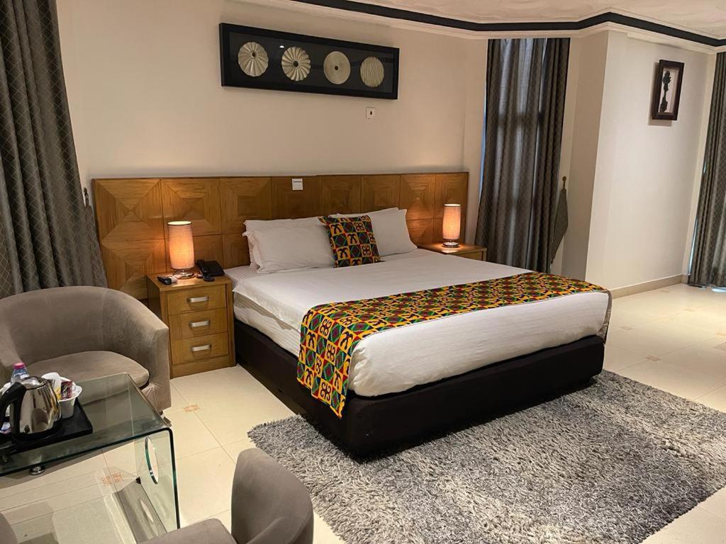 Airport West Hotel Акра Екстериор снимка