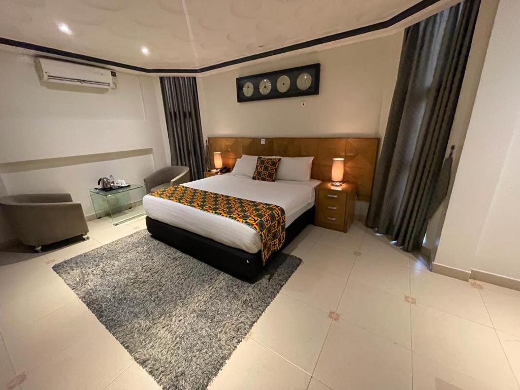 Airport West Hotel Акра Екстериор снимка