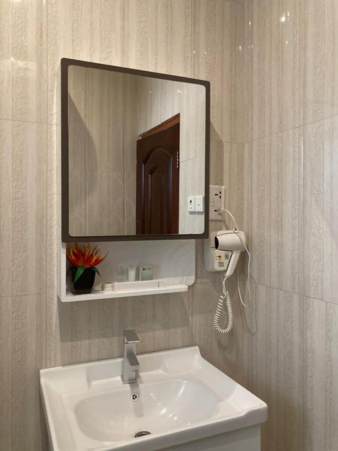 Airport West Hotel Акра Екстериор снимка