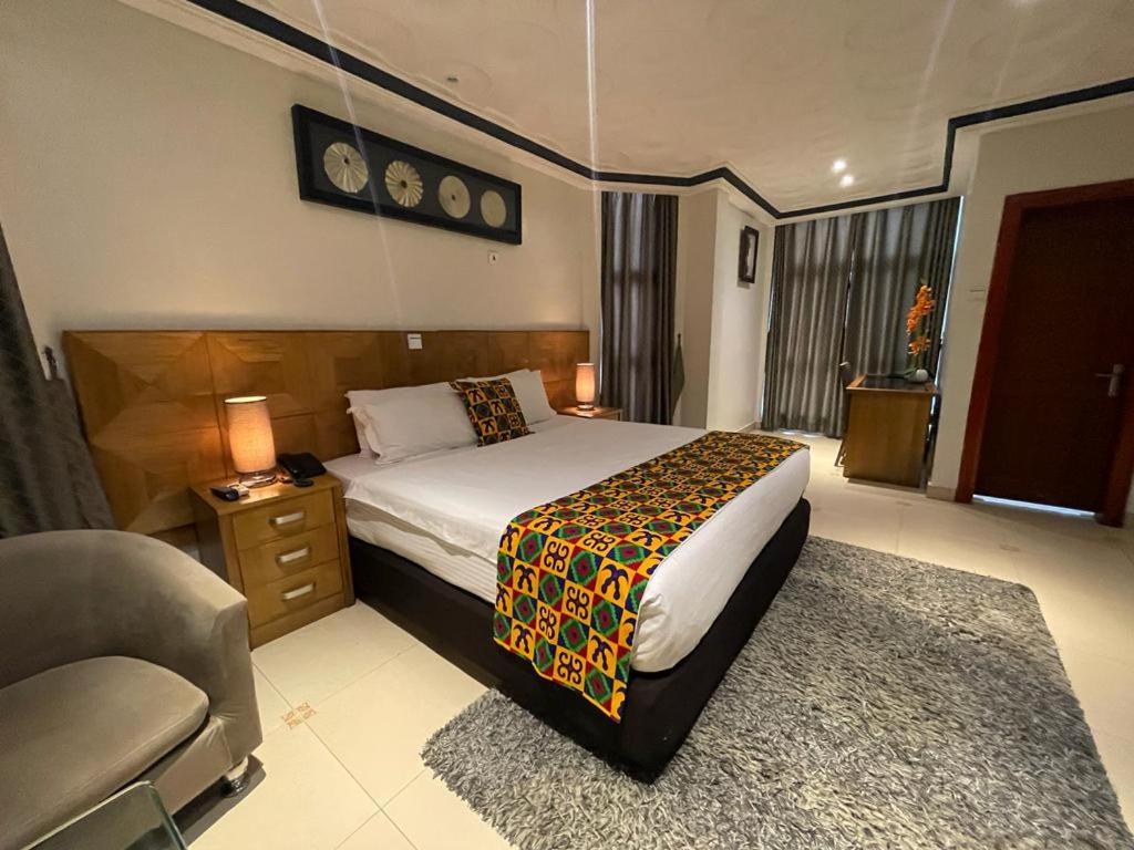 Airport West Hotel Акра Екстериор снимка