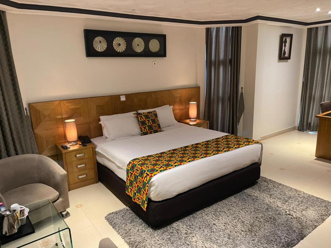 Airport West Hotel Акра Екстериор снимка