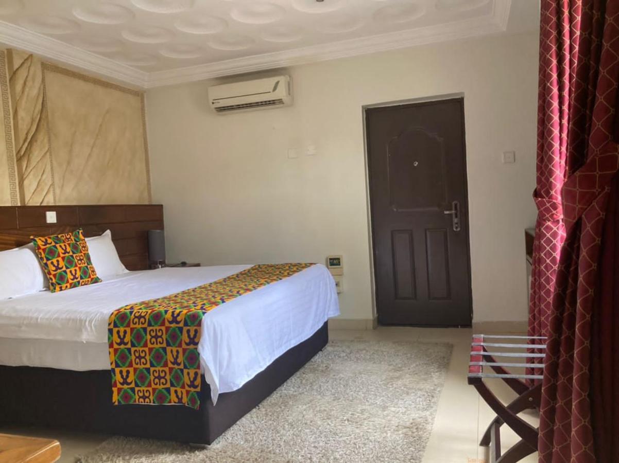 Airport West Hotel Акра Екстериор снимка