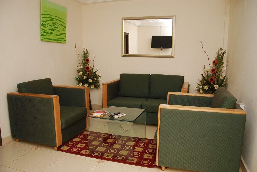 Airport West Hotel Акра Екстериор снимка