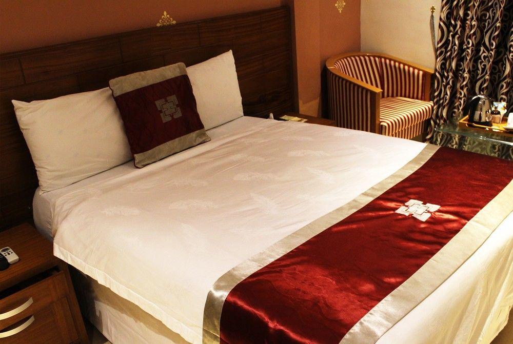 Airport West Hotel Акра Екстериор снимка