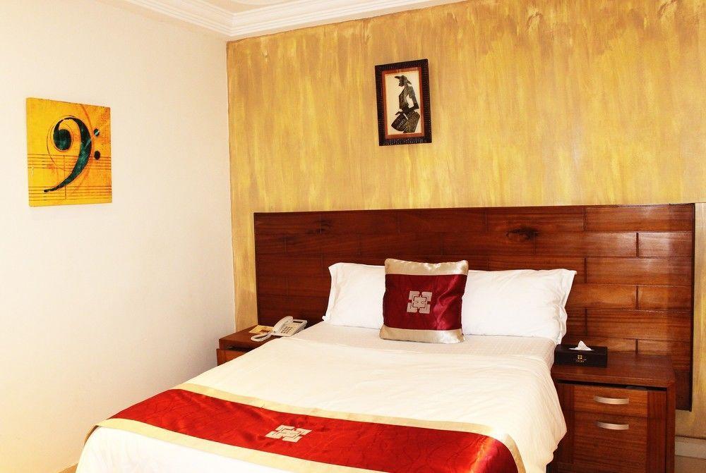 Airport West Hotel Акра Екстериор снимка