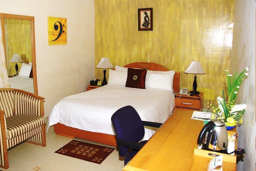 Airport West Hotel Акра Екстериор снимка