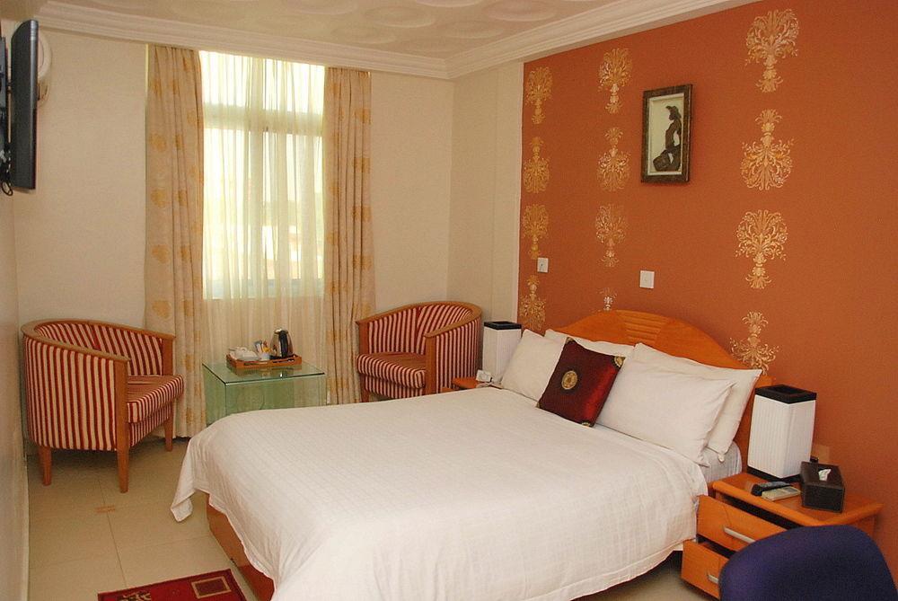 Airport West Hotel Акра Екстериор снимка