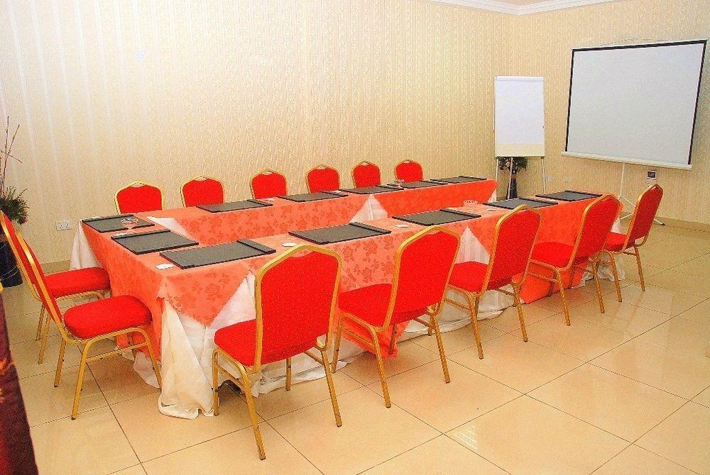 Airport West Hotel Акра Екстериор снимка