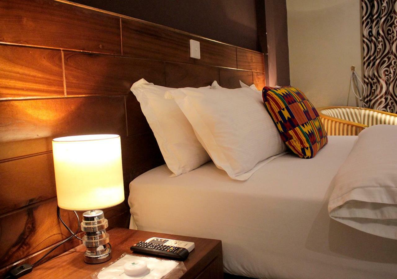 Airport West Hotel Акра Екстериор снимка