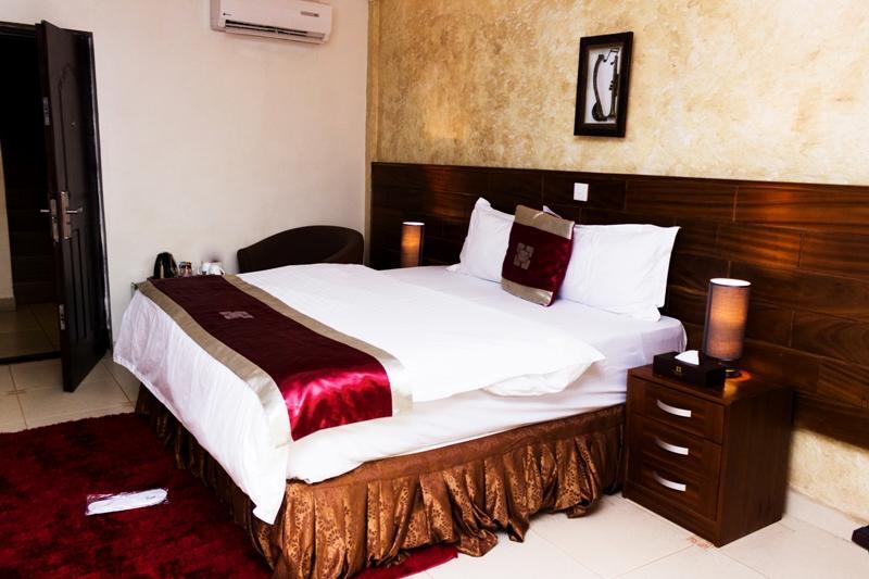 Airport West Hotel Акра Екстериор снимка